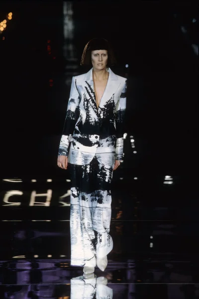 Look 16